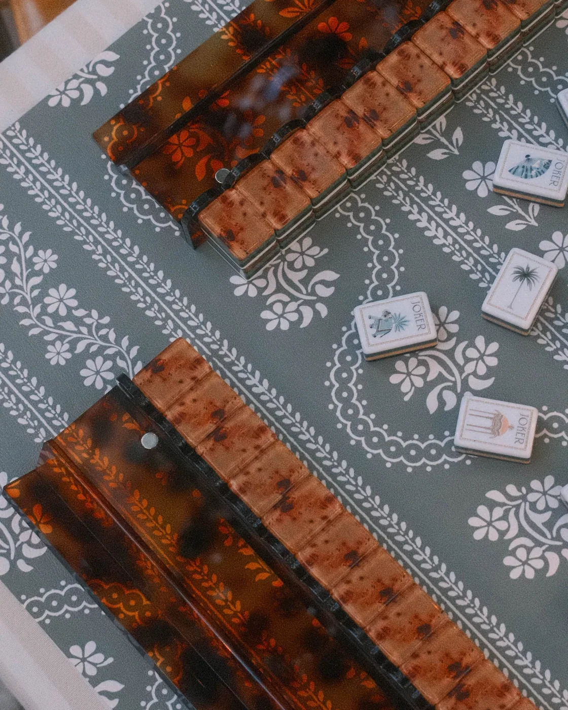 Scalloped Tortoiseshell Mahjong Rack Set